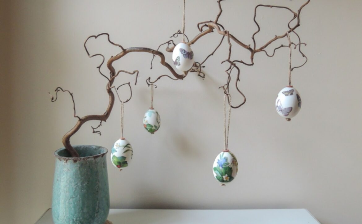 idea-fai-da-te-stile-originale-albero-di-pasqua-vaso-terracotta-azzurro-uova-decorate